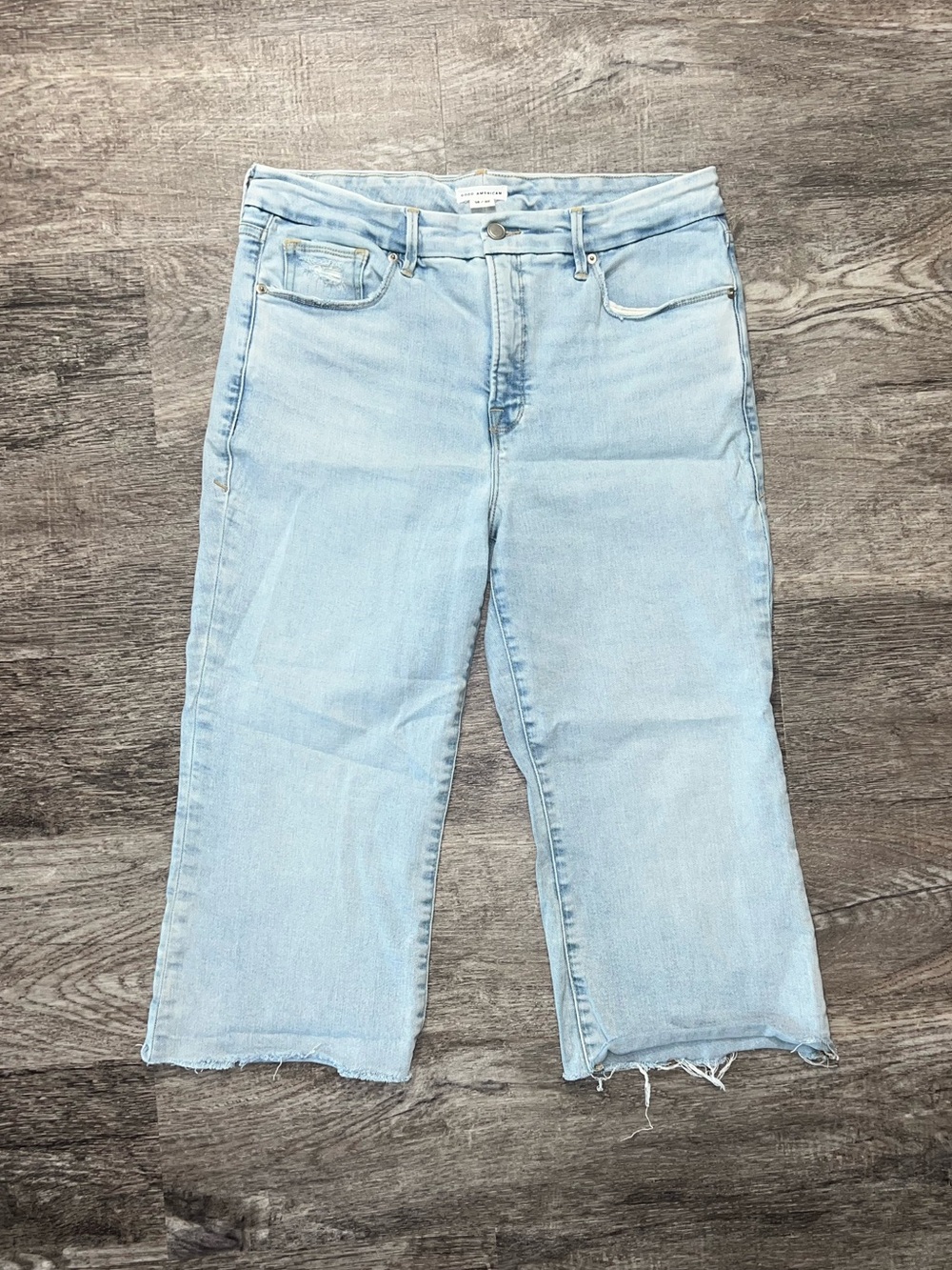 Good American Light Wash High Waisted Stretch Capri Jeans Women’s Size 14/32